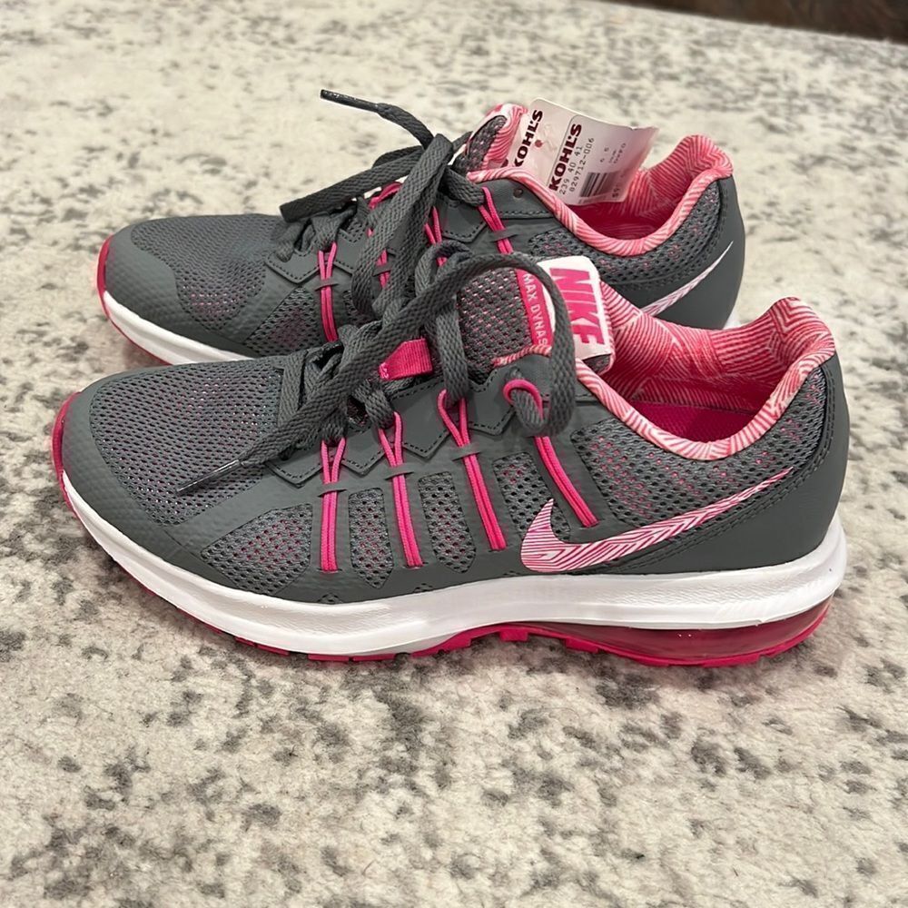 Nike Max Dynasty Women’s Running Shoes Size 6.5 worn once grey and pink Like new